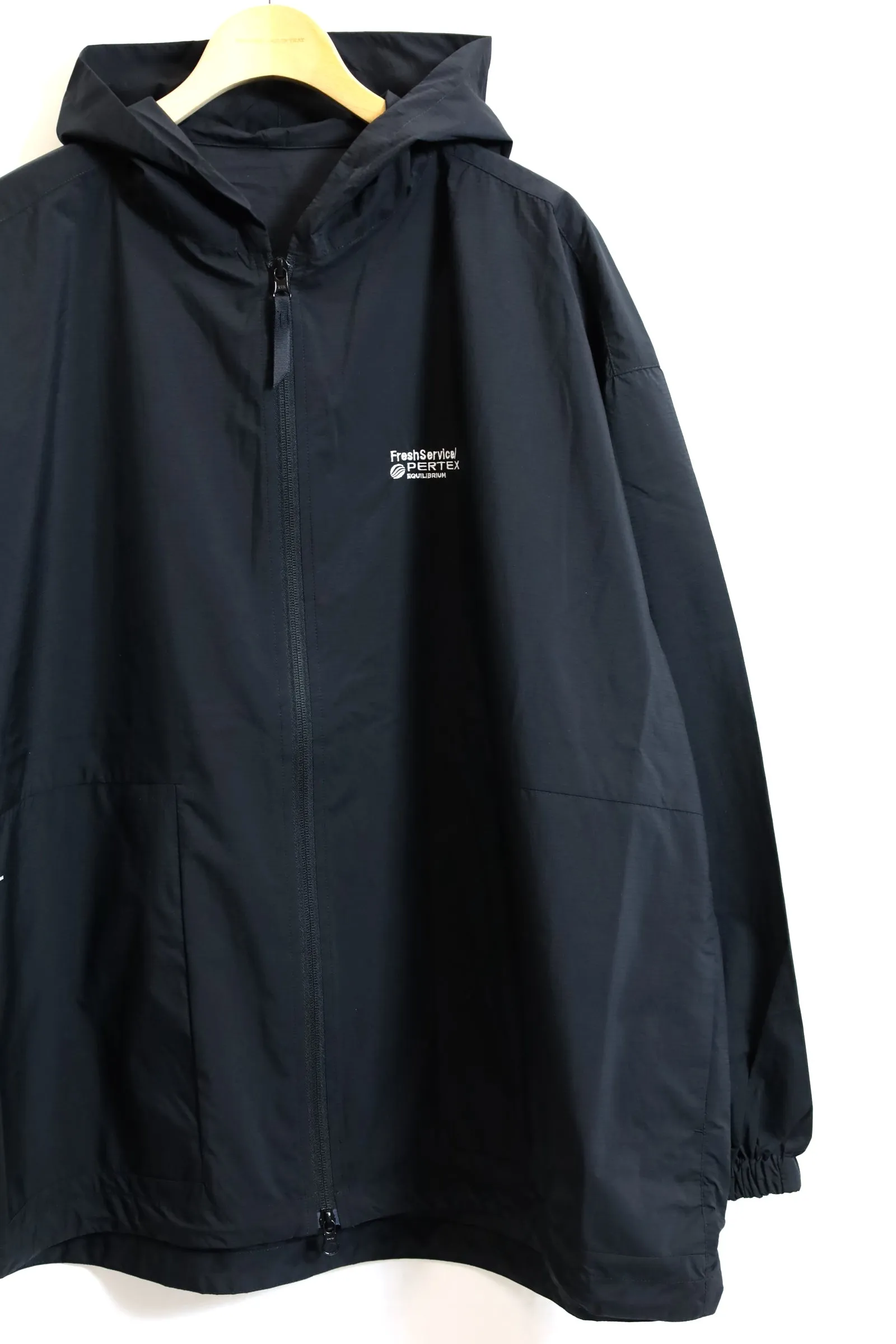 Fresh Service / PERTEX EQUILIBRIUM HOODED SHELL - Black